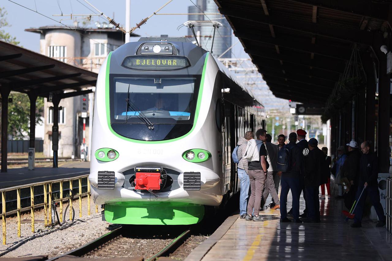 Zagreb:  Prvi elektrobaterijski vlak pušten u promet