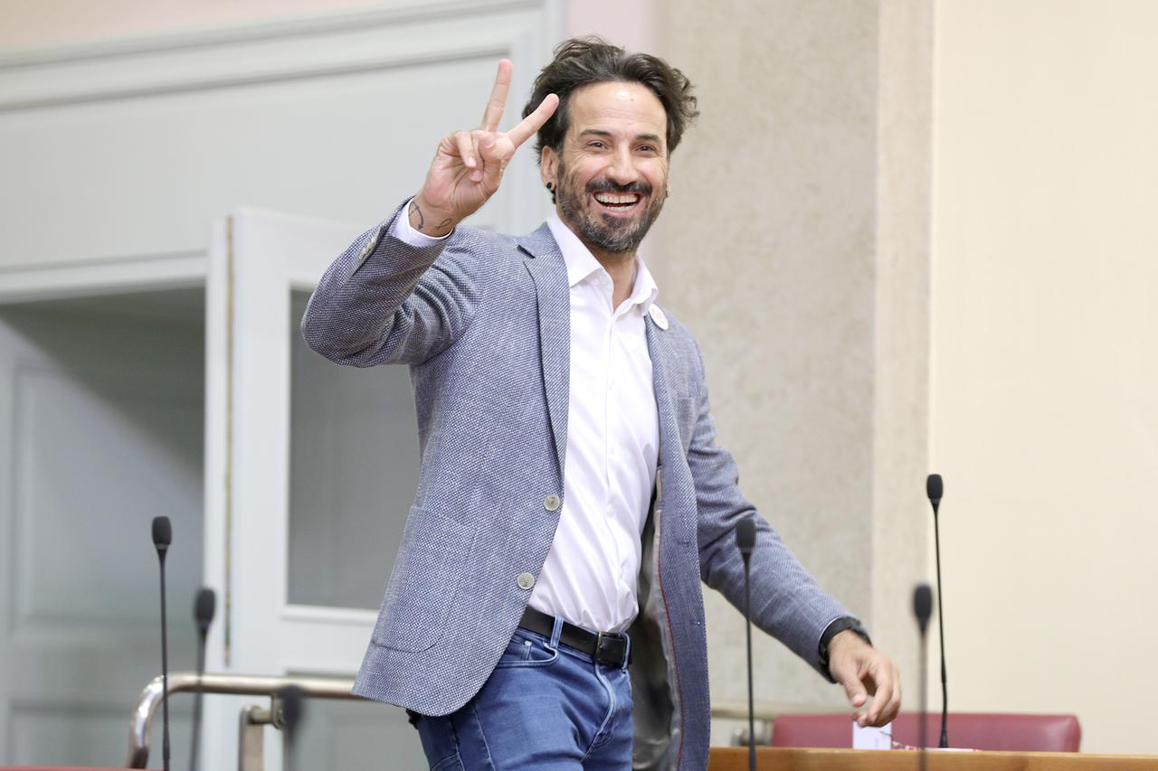 Dobro raspoloženi Marin Miletić stigao na sjednicu Sabora