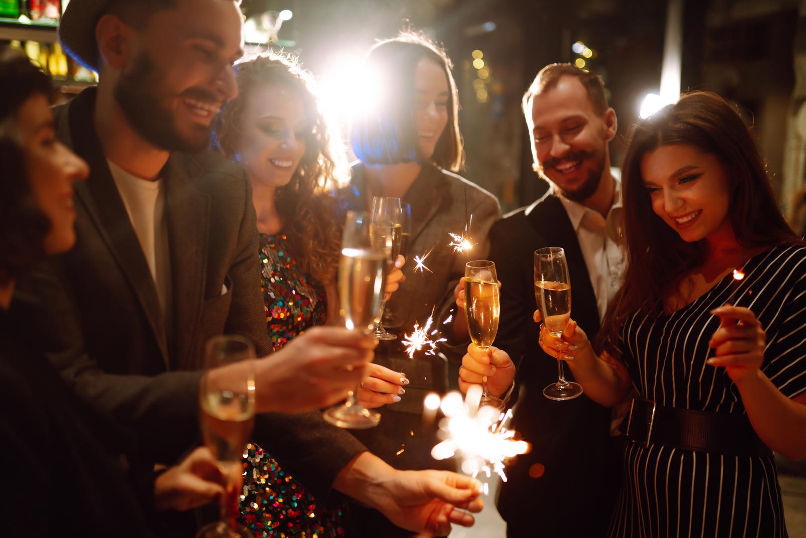 Vodenjak: Vodenjake očekuje neočekivani uvid koji će rasvijetliti nejasnu situaciju. Odgovore ne tražite u buci, već u tišini vlastitog uma. Večer je idealna za drugačiji, osobniji doček Nove godine, daleko od gužve, jer je vaša unutarnja mudrost sada najglasnija. 