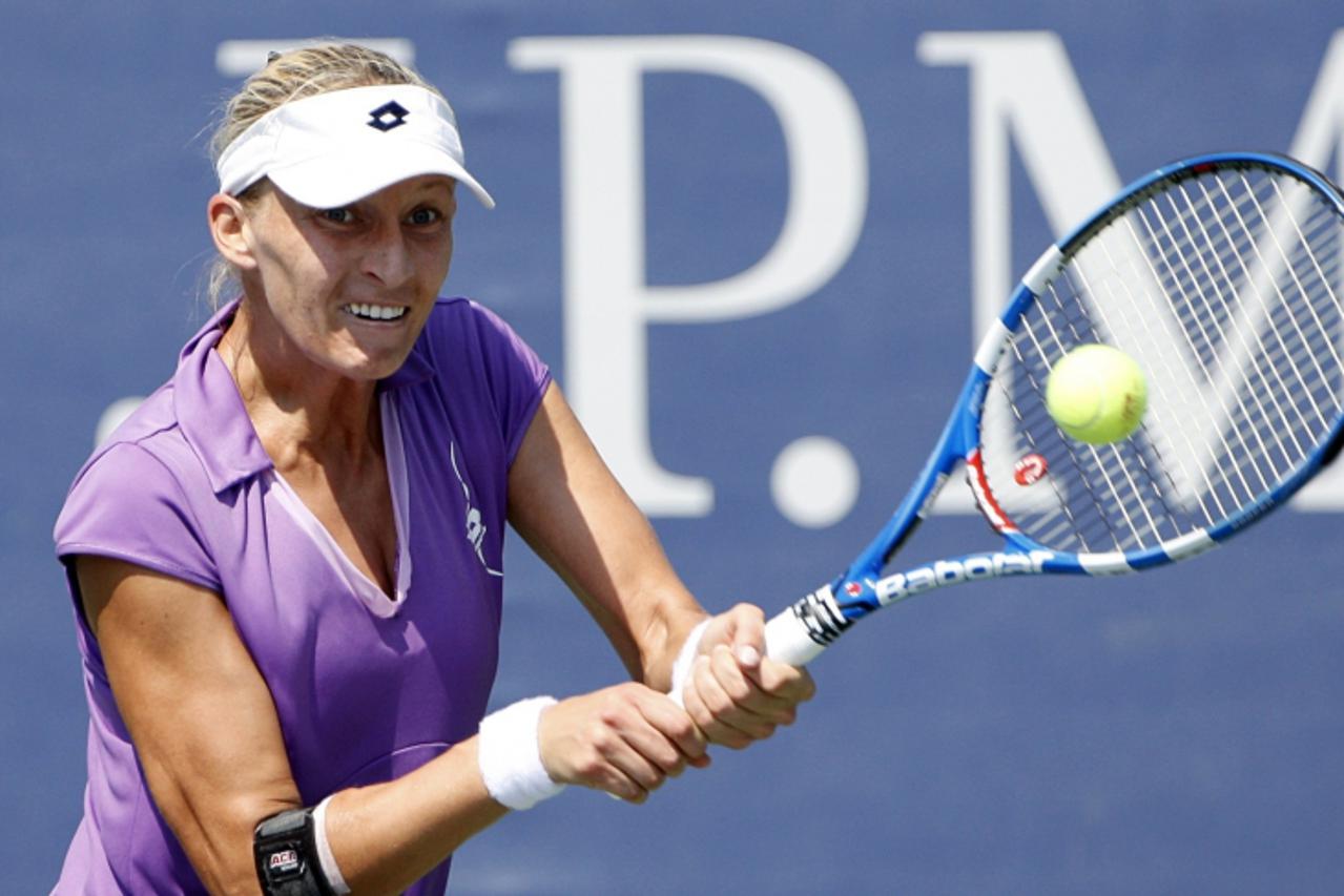 'Mirjana Lucic of Croatia hits a return to Alicia Molik of Australia during the U.S. Open tennis tournament in New York, August 31, 2010. REUTERS/Eduardo Munoz (UNITED STATES - Tags: SPORT TENNIS)'