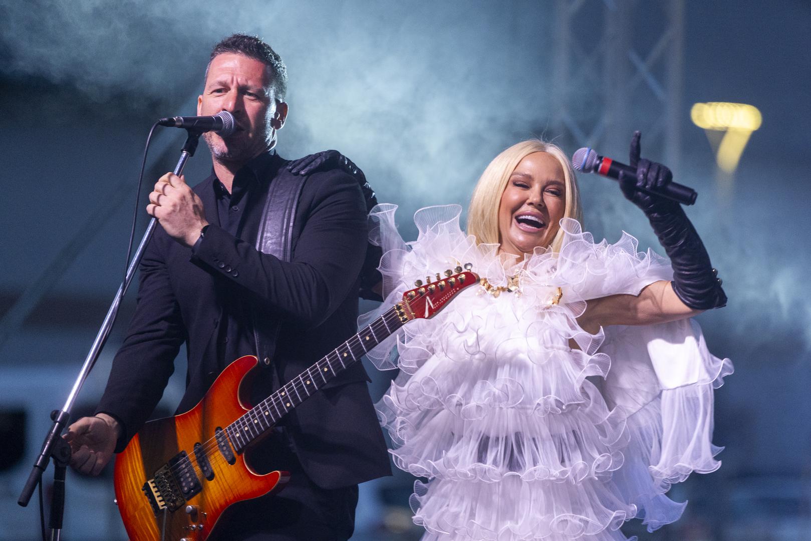 Maja Šuput sinoć je priredila pravo ludilo publici u Belišću gdje je održala koncert. 