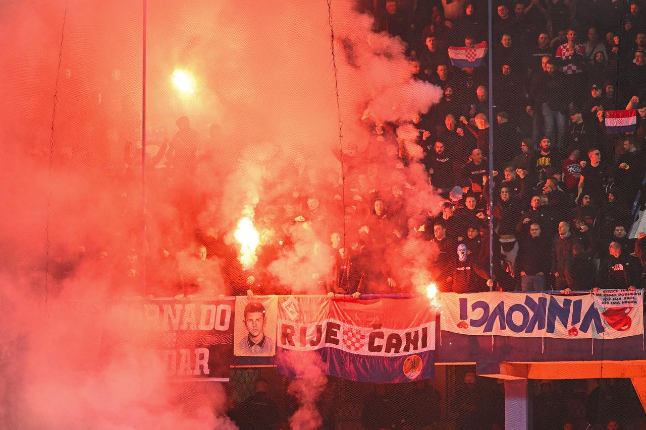 Podgorica: Navijači na tribinama prate utakmicu Crna Gora - Hrvatska