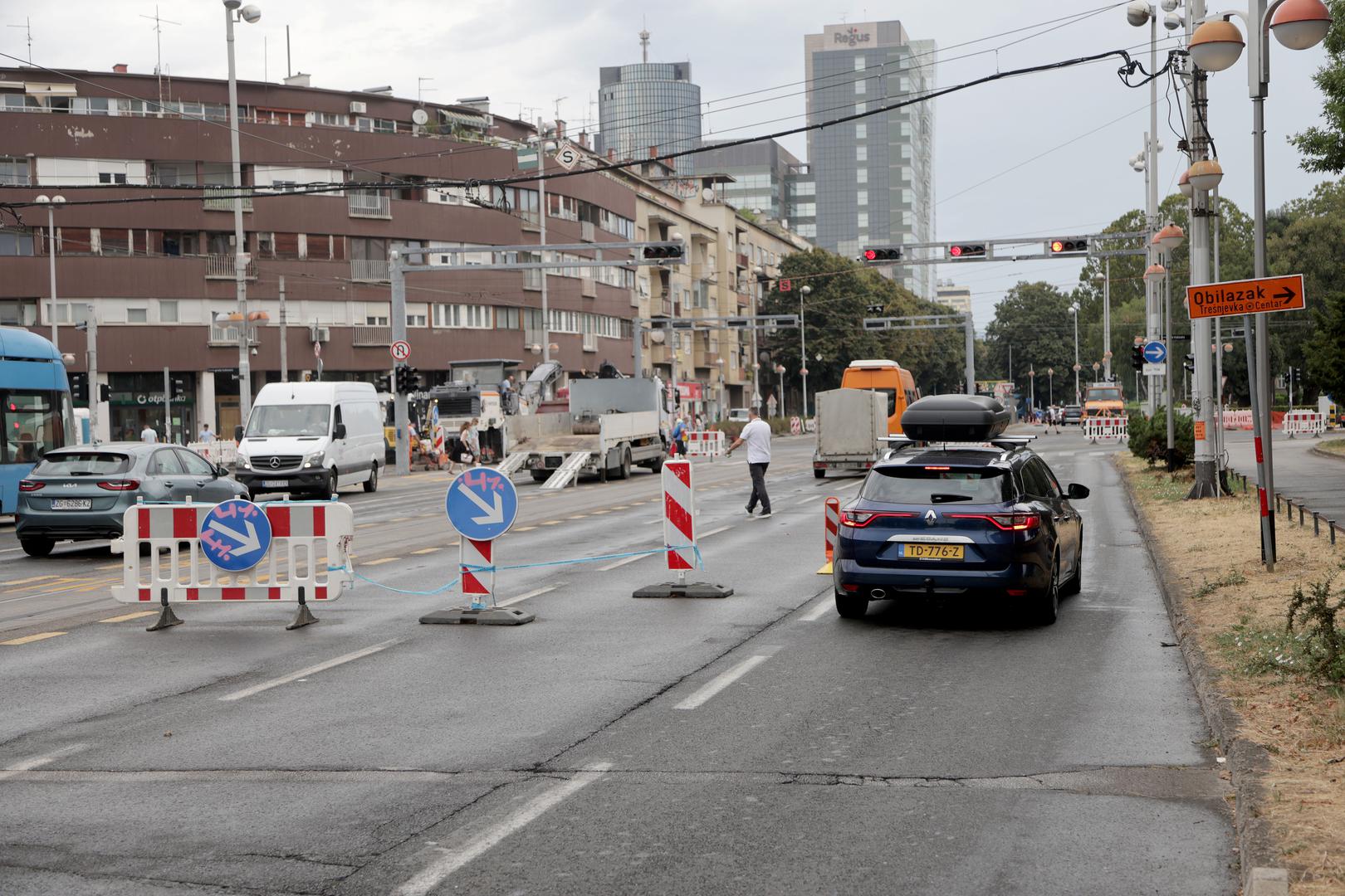 Zbog završnih radova asfaltiranja kolnika nakon rekonstrukcije vodoopskrbnog cijevovoda i tramvajskog kolosijeka, na raskrižju Ulice grada Vukovara i Savske ceste bit će djelomično ograničen promet od ponedjeljka, 17. kolovoza, do četvrtka, 20. kolovoza, do četiri sata ujutro.