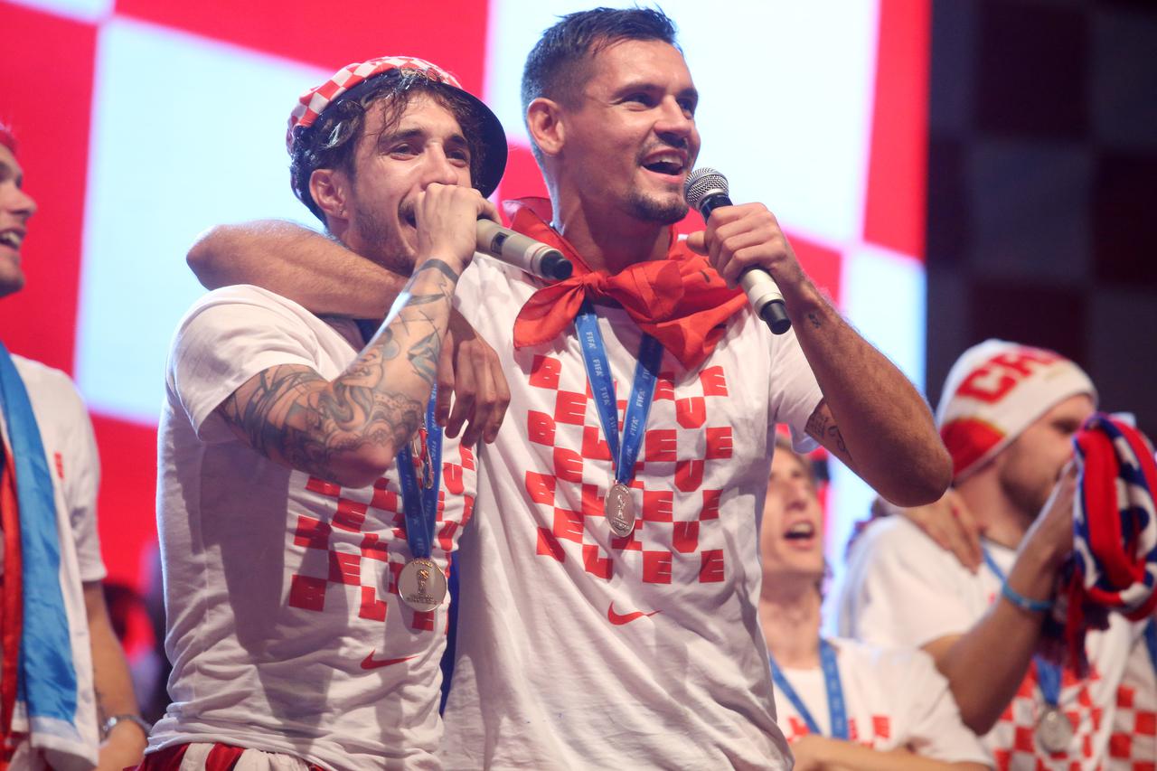 Zagreb: Nakon pet sati vožnje kroz grad Vatreni konačno stigli na Trg bana Josipa Jelačiča