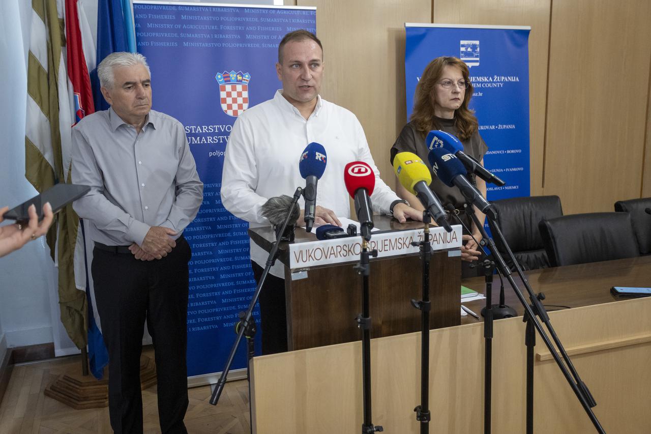 Vukovar: Izvanredna pres konferencija ministra poljoprivrede Davida Vlajčića