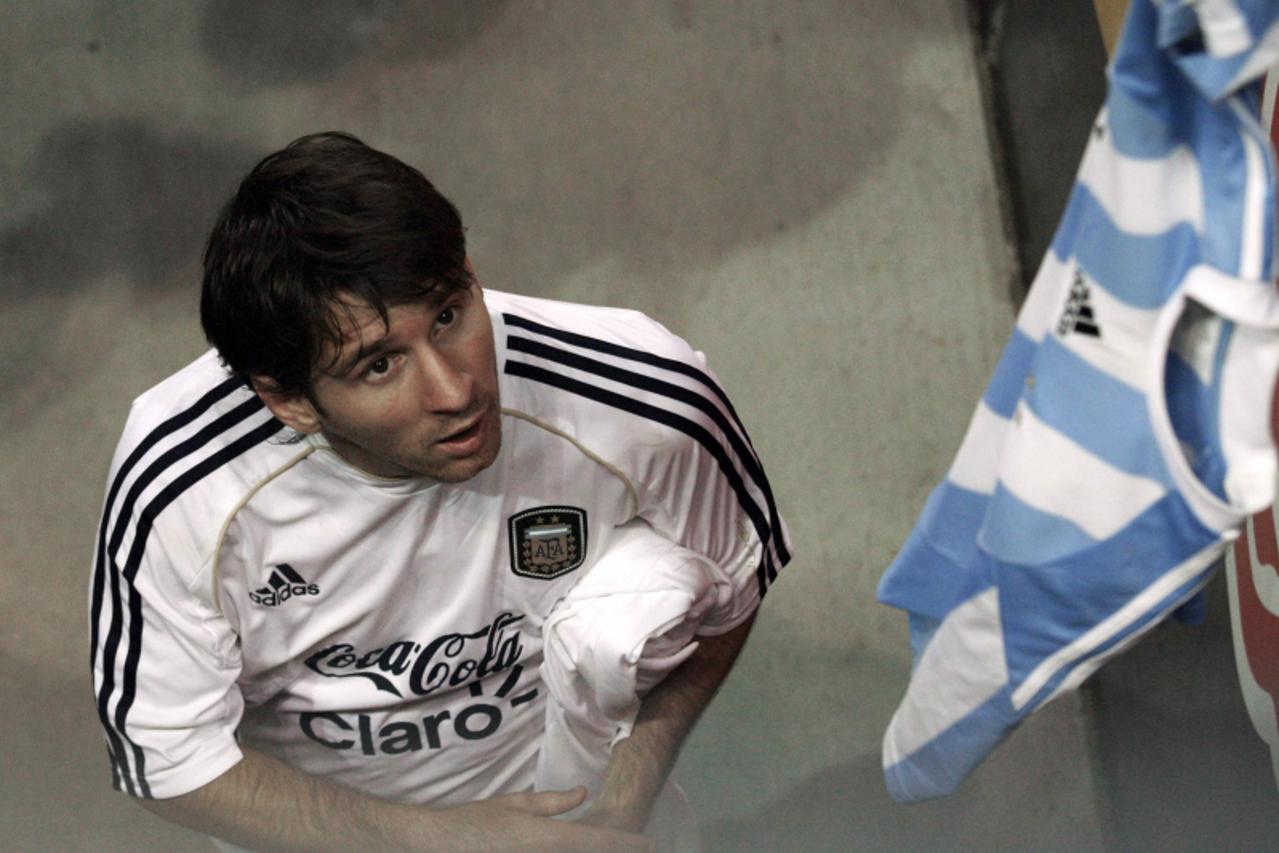 'Argentina\'s Lionel Messi exits the field after a training session at the Red Bull Arena stadium in Harrison, New Jersey June 7, 2012. Argentina will play an international friendly soccer match again