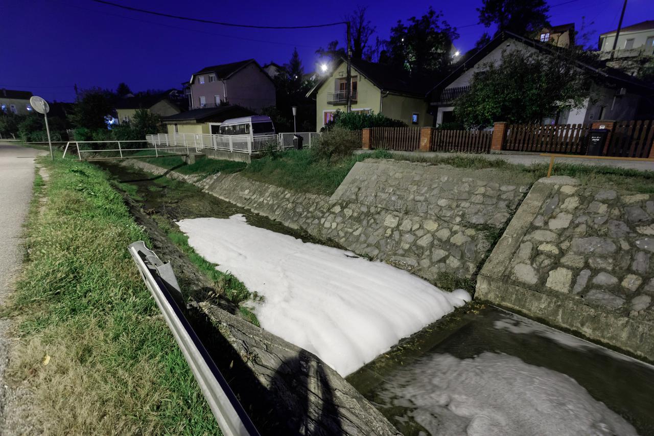 Zagreb: Potok Vrapčak onečišćen pjenom nepoznatog porijekla
