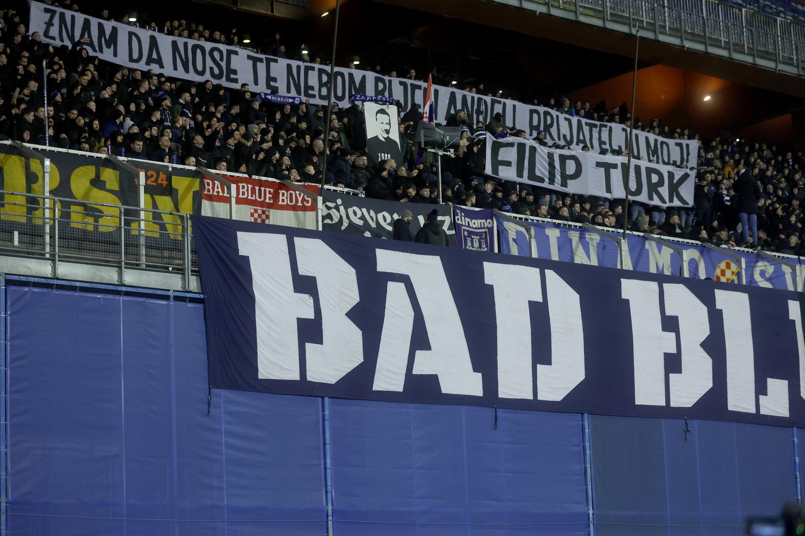 Podsjetimo, pripadnici Torcide napali su navijače Crvene Zvezde u zračnoj luci u Tuzli dok su se vraćali iz Malmoa s utakmice Europske lige. Navijači Dinama napisali su "Podrška Torcidi iza brave", a cijelo vrijeme su pjevali i "Hrvatska mati me rodila".