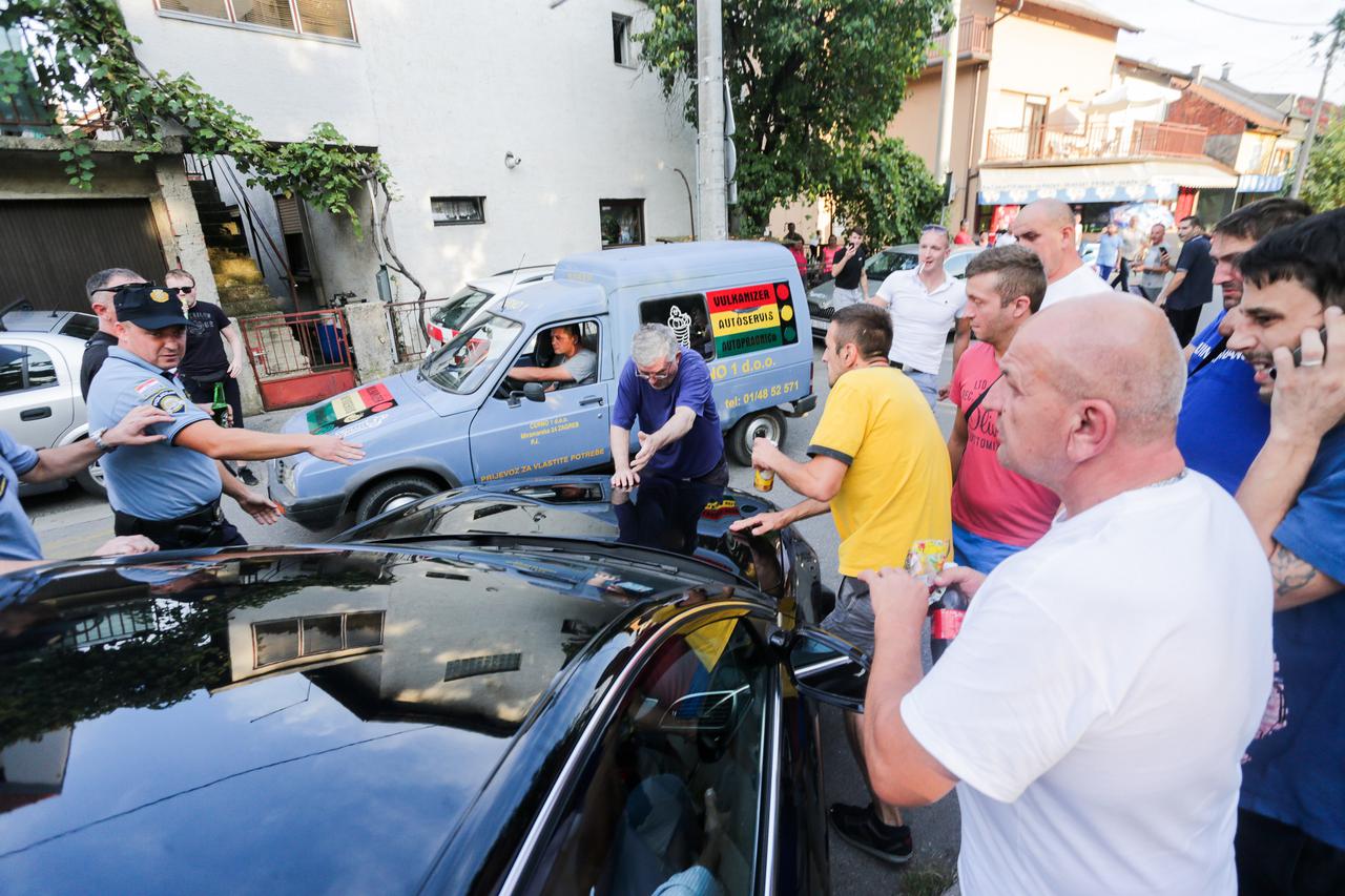 Zagreb: Bandić izviždan na prosvjedu u Vukomercu, oštetili mu i auto