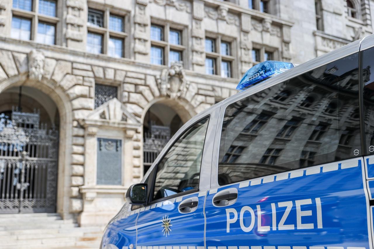 Leipzig city hall cleared after bomb threat