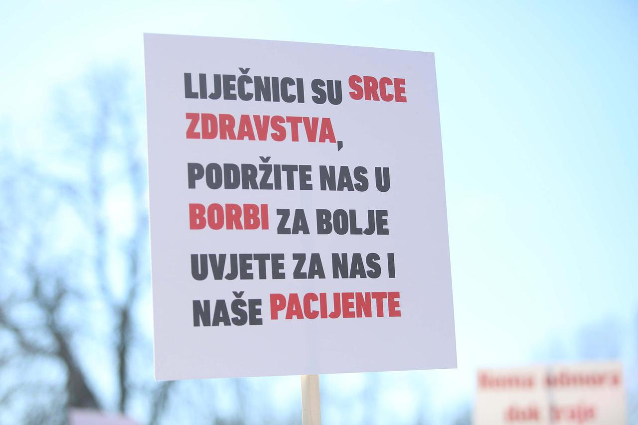 Zagreb: Prosvjed liječnika nezadovoljnih stanjem u hrvatskom zdravstvu pod sloganom 'S.O.S. za zdravstvo'