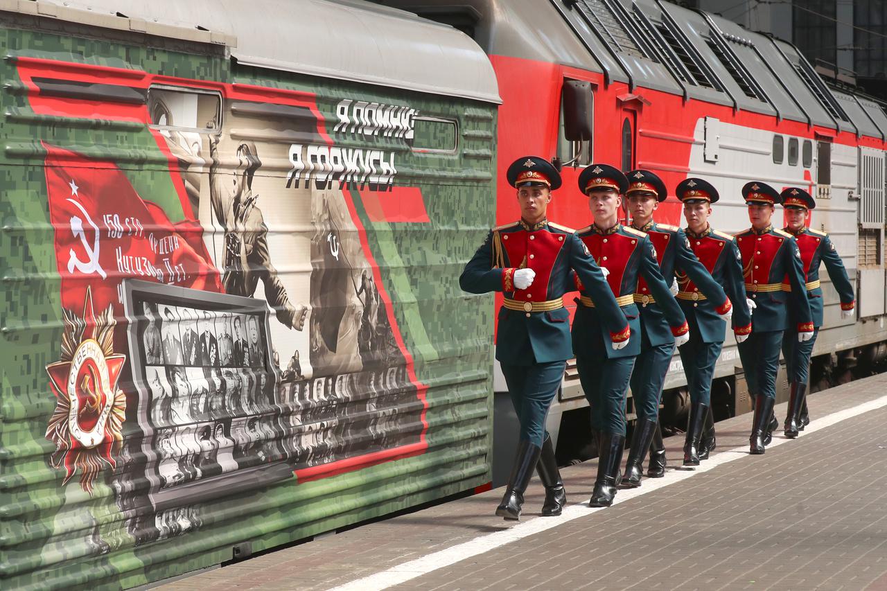 Moskva: Vlak inspiriran ruskom vojskom kre?e na turu do Vladivostoka