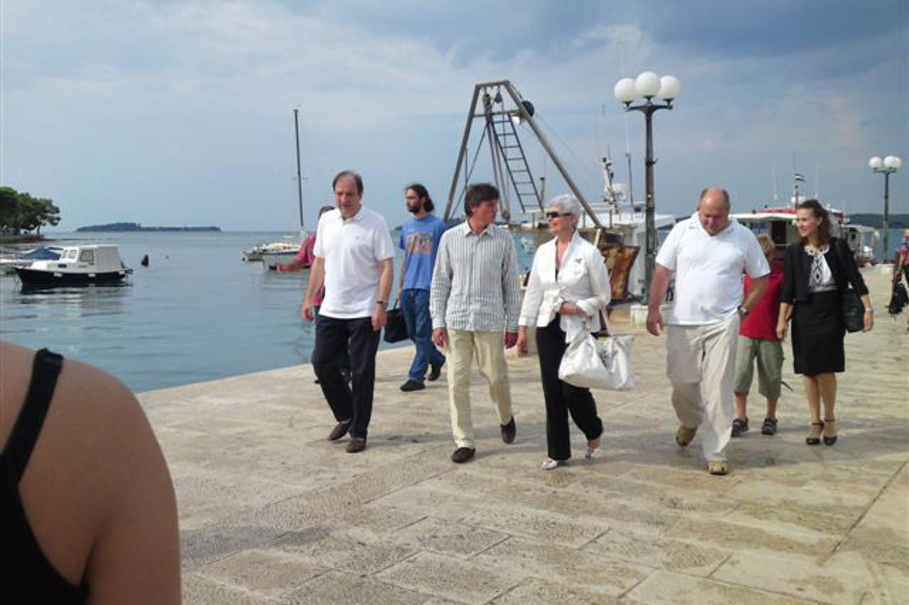 '13.08..2010.,-Fazana .Tocno u 10,00 Jadranka Kosor stigla u Fazanu brodicom s Vile Jadranka te se nakon kratkog zadrzavanja uputila na put- na slici u pratnji Branka Lukjica,Marina Rocea i Eduarda  K