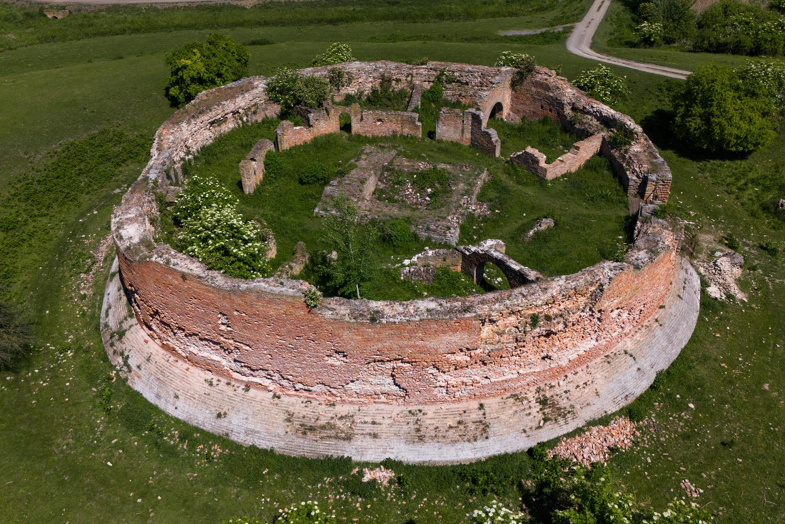 Tvrđava je pala 1526. godine kada su Turci osvojili Osijek. Od tada nije obnavljana, a stanovnici okolnih naselja čak su neko vrijeme odvozili iz nje cigle i kamenje za gradnju vlastitih domova.