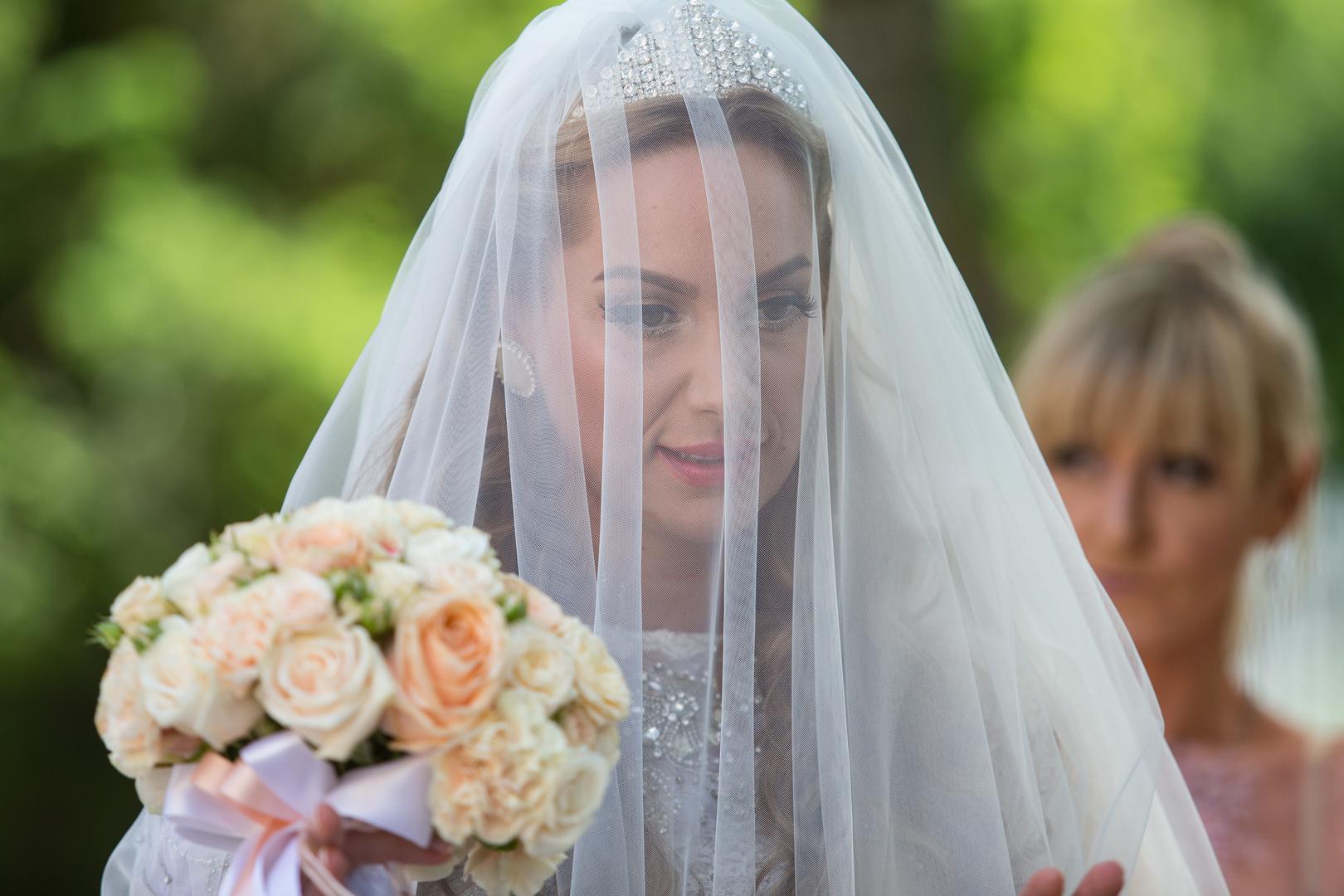 Simona je u rukama držala buketić svijetloružičastih ruža.