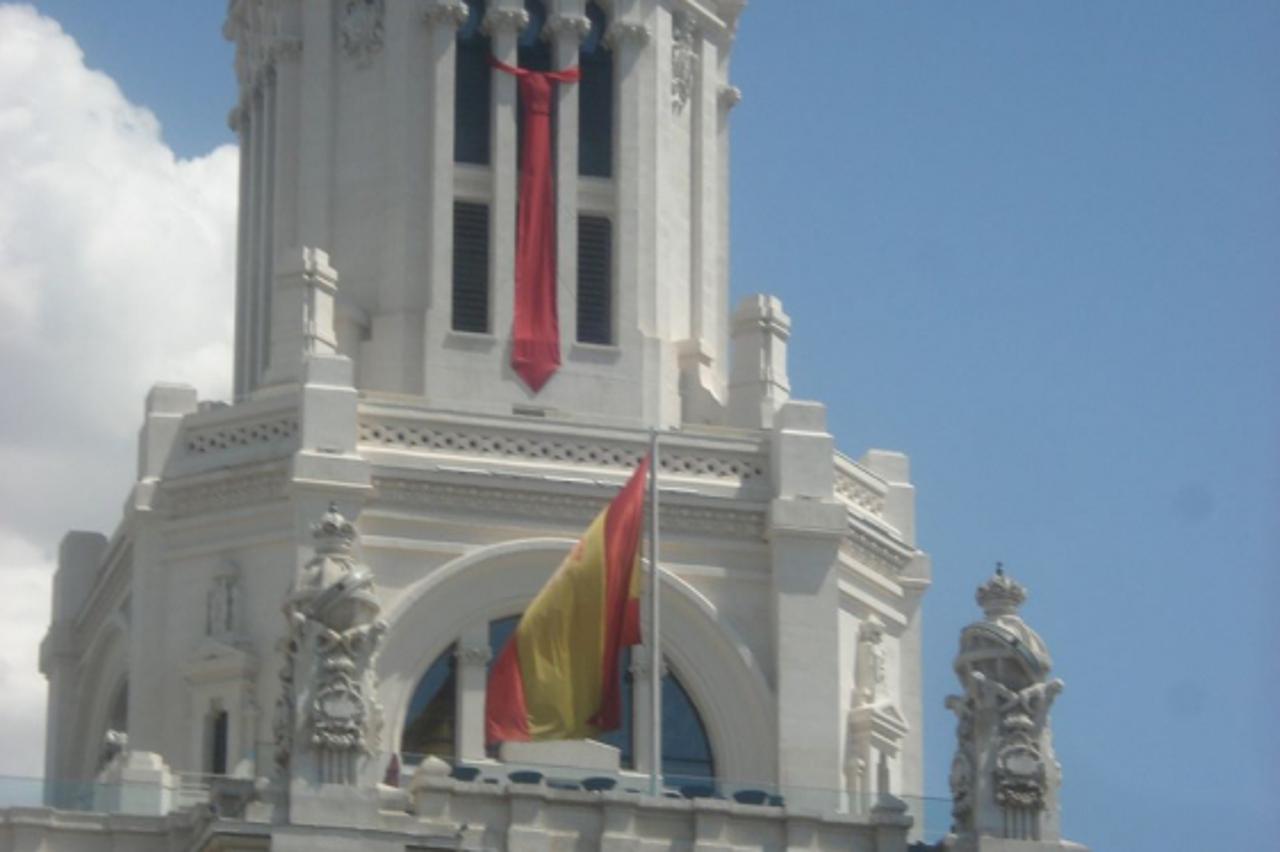 Crvena kravata u Madridu (1)