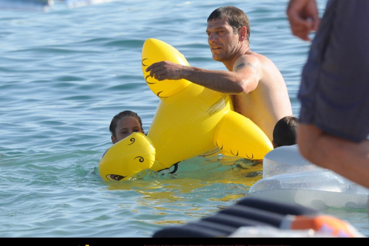 '10.07.2011., Srima, Vodice - Izbornik Hrvatske nogometne reprezentacije Slaven Bilic na odmoru sa kcerkom uzivao u morskim radostima. PRI KORISTENJU FOTOGRAFIJE ZASTITITI IDENTITET DJETETA! (PREKRITI