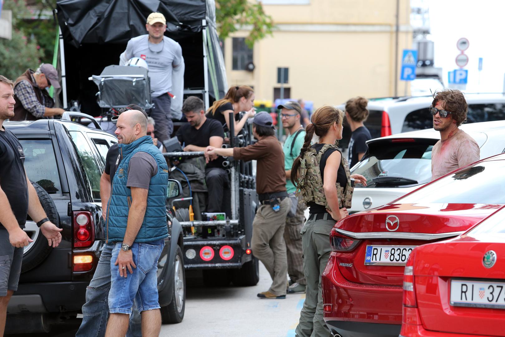 U Rijeci je filmska ekipa snimala scene jurnjave automobilom, improvizirali su pucnjavu i sudar dvaju automobila. 