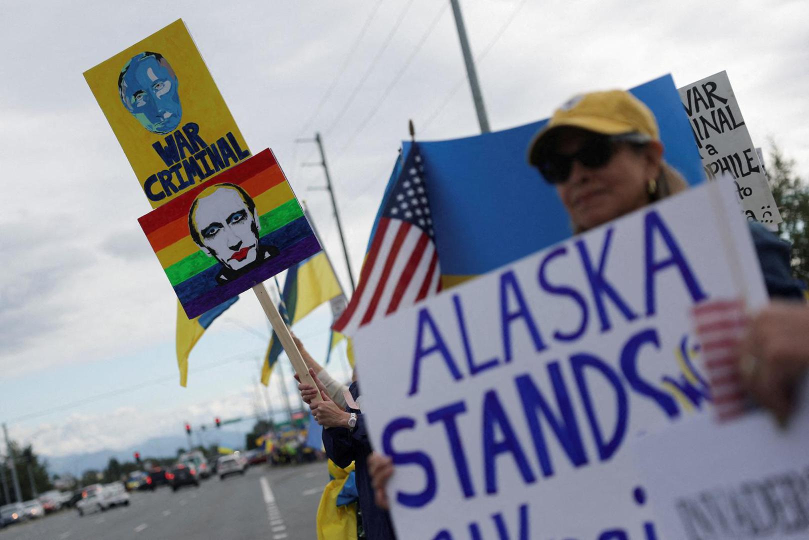 Pro-Ukraine supporters take part in the "Alaska Stands with Ukraine" rally near Seward Highway in Anchorage, Alaska, U.S., August 14, 2025. REUTERS/Jeenah Moon     TPX IMAGES OF THE DAY Photo: JEENAH MOON/REUTERS