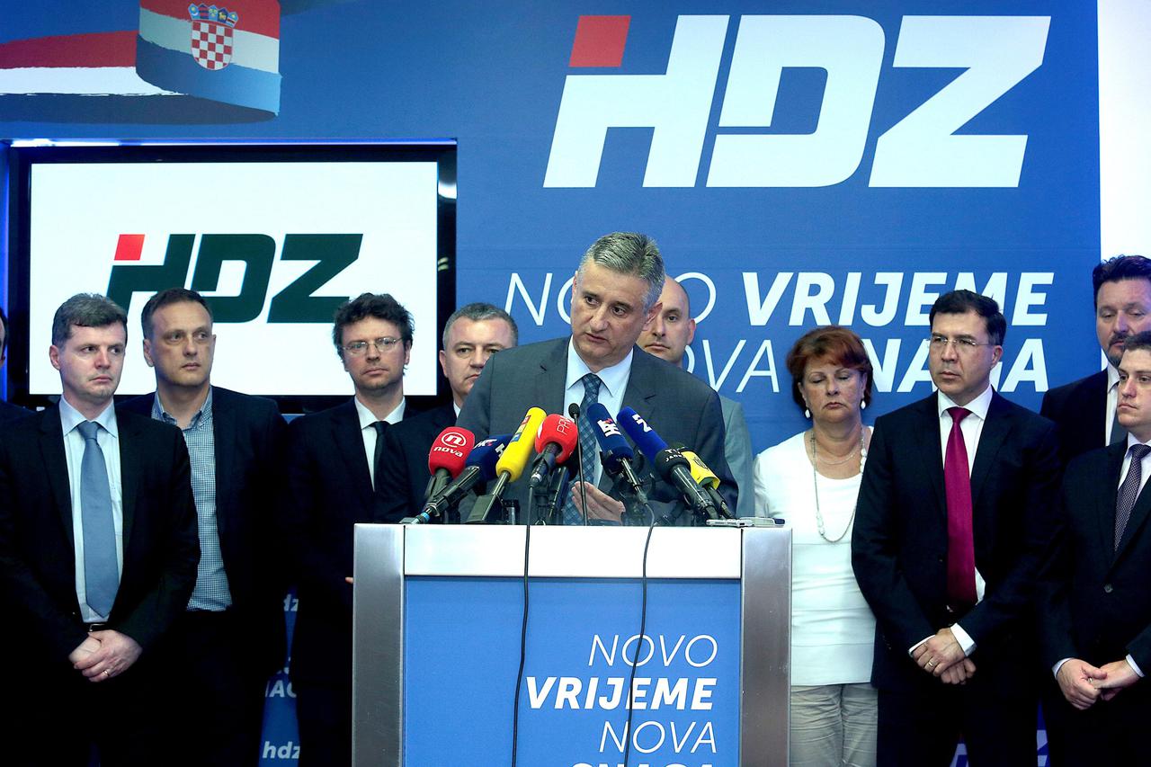 Tomislav Karamarko s glavnim tajnikom i i ministrima u HDZ-u 