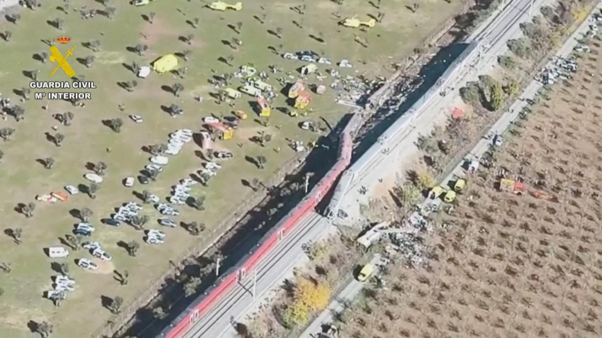 U srijedu je do sudara došlo pored mjesta Urda, udaljenog 55 kilometara od grada Toleda. Vatrogasci ondje još uvijek izvlače tijela poginulih, a na mjestu nesreće su brojna vozila hitne pomoći. 
