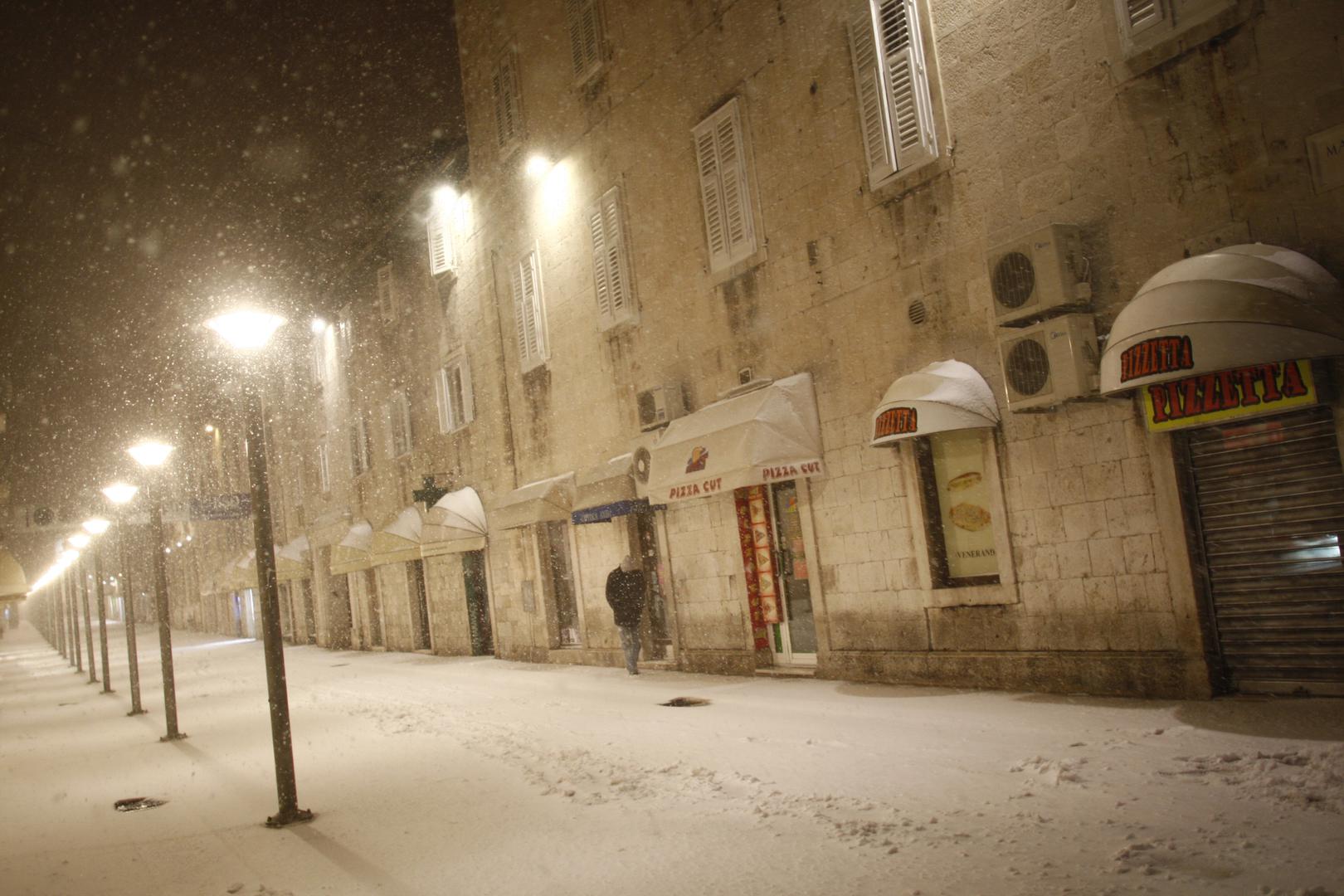 03.02.2012., Split - Grad se probudio pod bijelim pokrivacem i na -4 stupnja sto je bilo dovoljno da se proglasni "snjezni dan". Vrtici, skole, kao i institucije imaju opravdanje od gradonacelnika zbog neradnog dana, a gradjanima je savjetovano da ostanu u toplim domovima. Usamjeni setac u Marmontovoj. rPhoto: Ivo Cagalj/PIXSELL