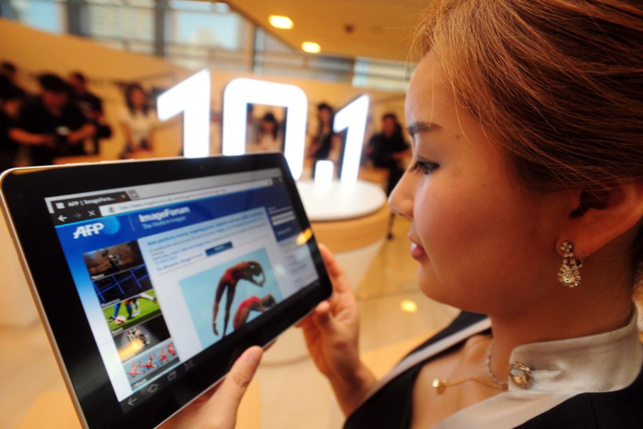 'A South Korean model shows Samsung Electronics\' new tablet computer, the Galaxy Tab 10.1, during its launch at the company\'s main building in Seoul on July 20, 2011. Samsung Electronics launched a 