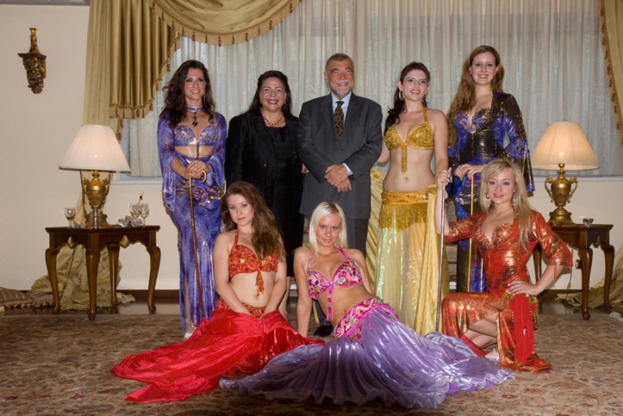 '15.07.2010. Zagreb, Rezidencija Egipatskog veleposlanstva, predsjednik Mesic i veleposlanica Iman Muhrem sa trbusno plesnom grupom Jasmina i Nefretiti povodom proslave dana drzavnosti Egipta'