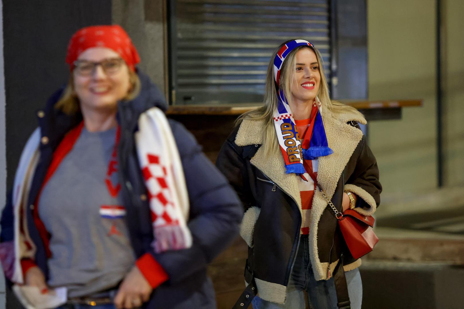 Ulaznice za utakmicu planule su, Hrvatska će večeras imati bučnu podršku s tribina, a najavljen je i dolazak par stotina navijača Hajduka, članova Torcide. 