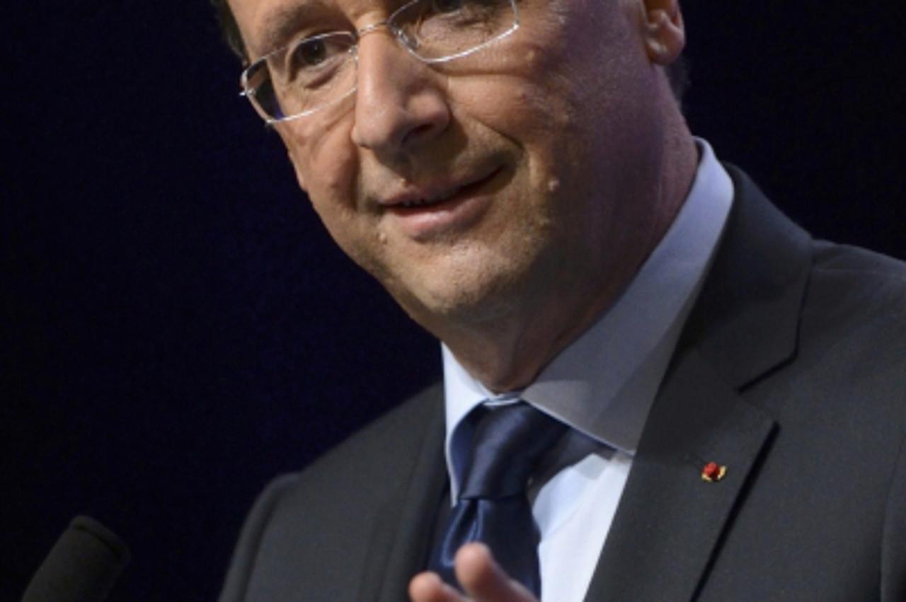 'France's President Francois Hollande attends a news conference in Washington, DC, prior to attending the G8 summit in Camp David, May 18, 2012.      REUTERS/Eric Feferberg/Pool   (UNITED STATES  - T