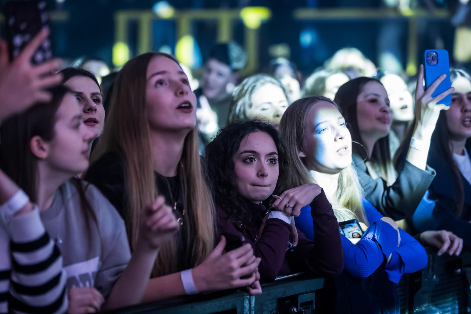 Mladi glazbenik nizao je interpretacije pjesama koje su ga približile i zadržale kod tisuća ljudi. 'Libar', 'Sredinom', 'Pusti, pusti modu' i neizbježna 'Olivera' samo su neki od evergreena uz koje je pronašao put do srca publike, dajući im pritom osobni glazbeni pečat i iskrenu emociju koja je postala zaštitni znak njegovih nastupa.