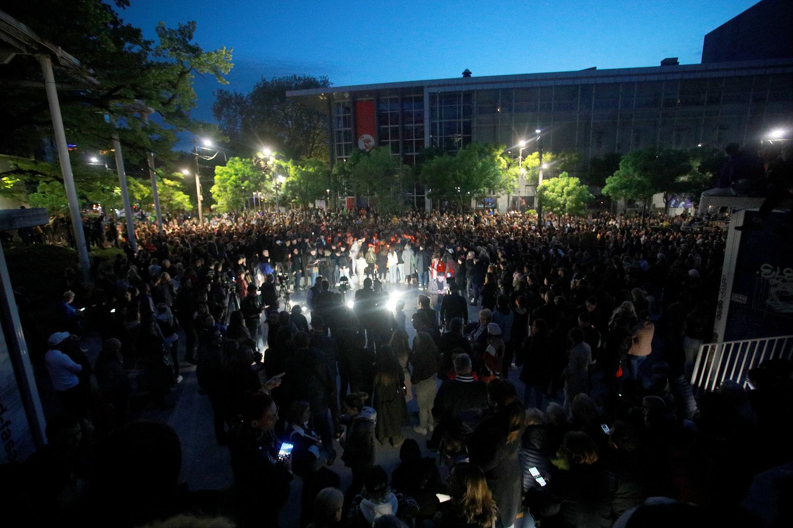 03, May, 2023, Belgrade - Citizens gathered on Cvetni trg to pay their respects to the victims of the tragedy that happened at the "Vladislav Ribnikar" Elementary School this morning when a seventh-grade grader killed eight students and a security guard.  Photo: Milos Tesic/ATAImages03, maj, 2023, Beograd - Gradjani su se okupili na Cvetnom trgu kako bi odali pocast stradalima u tragediji koja se desila u Osnovnoj skoli "Vladislav Ribnikar" jutros kada je cenik sedmog razreda ubio osam ucenika i radnika obezbedjenja. Photo: Milos Tesic/ATAImages Photo: Milos Tesic/ATAImages/PIXSELL