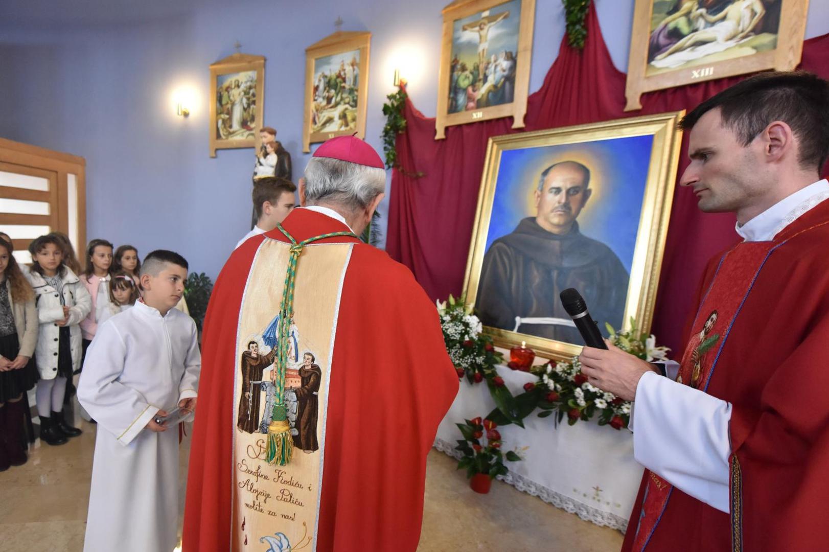 Više od 1000 vjernika napunilo je crkvu Bezgrješnog začeća BDM u Dubravi na misi na kojoj je blagoslovljen kip blaženoga Serafina Kodića Glasnovića, franjevca rodom iz Janjeva koji je 11. svibnja 1947. umoren u Albaniji