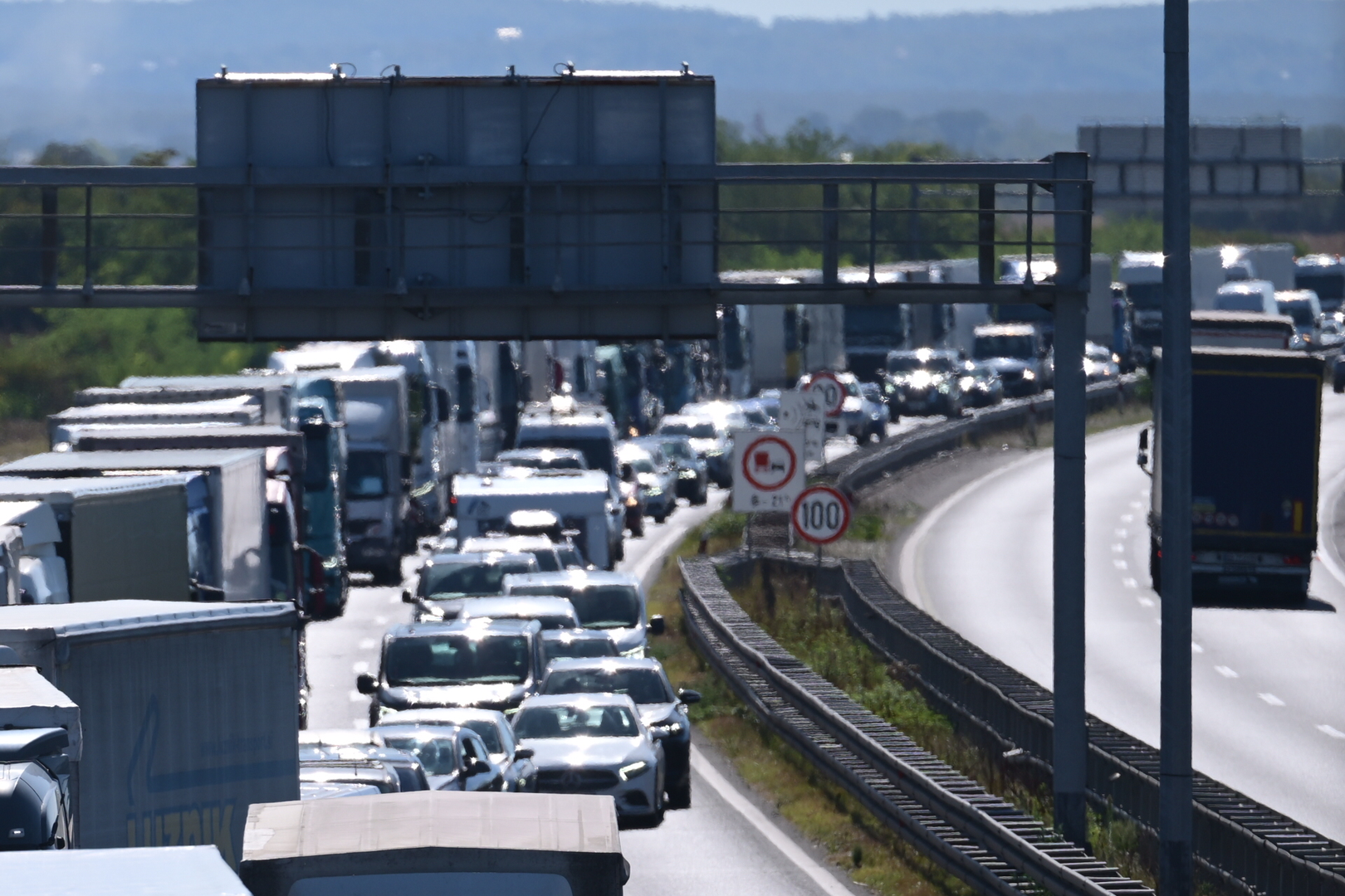 Teška prometna nesreća dodatno je zakomplicirala ionako vrlo zahtjevnu prometnu situaciju u Zagrebu. Na obilaznici, između čvora Most Sava i čvora Zagreb istok u smjeru Lipovca, poginula je jedna osoba, a promet je nakon nesreće potpuno obustavljen.