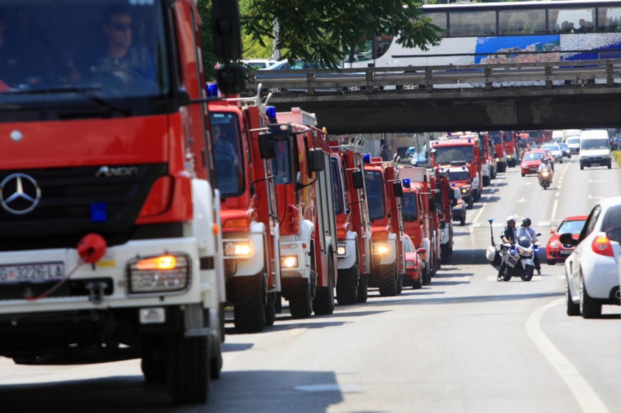 '01.06.2011., Zagreb - Prvog dana protupozarne sezone vatrogasci krenuli u prosvjed.  Okupili su se kod Zagrebackog velesajma te kolona od 80 vatrogasnih vozila krenula prema sredistu Drzavne uprave z