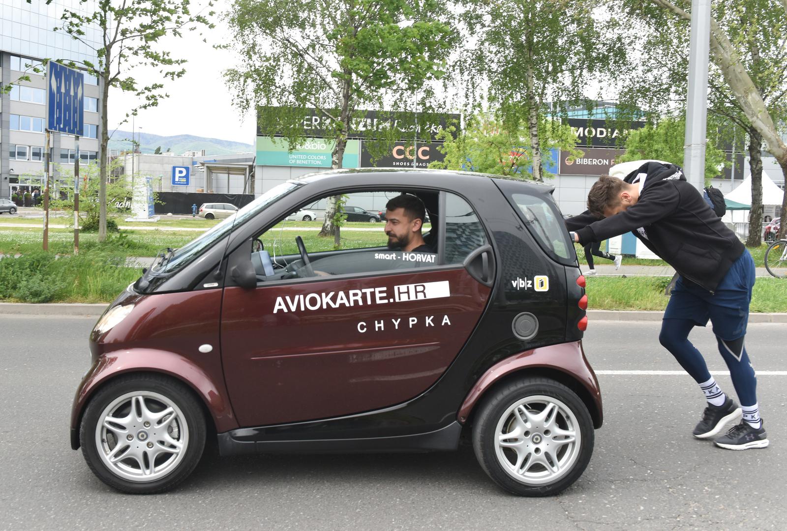 7. Najdalje guranje automobila u 24 sata: Tomislav Lubenjak je u travnju 2019. godine u Zagrebu oborio Guinnessov svjetski rekord u najdaljem guranju automobila u 24 sata od strane pojedinca. Gurao je smart auto i vozača 106.938 km. Pritom je oborio i svjetski rekord u guranju automobila od strane dvoje ljudi koji je iznosio 95,07 km, a postavili su ga Makedonci Aleksandar Čekorov i Aleksandar Smilkov.