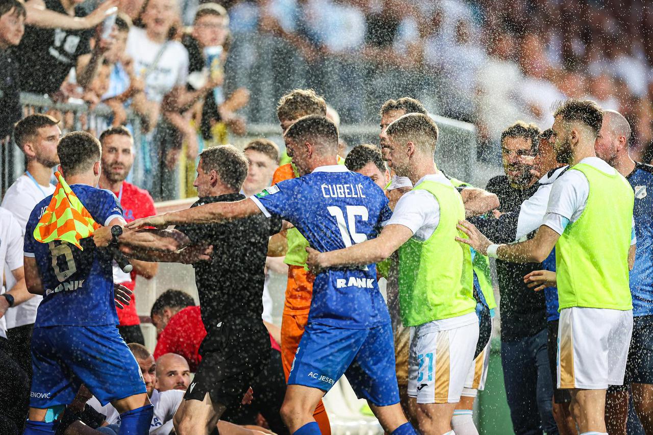 Rijeka: Sukob igrača HNK Rijeka i NK Slaven Belupo, s tribina letjele flaše i čaše