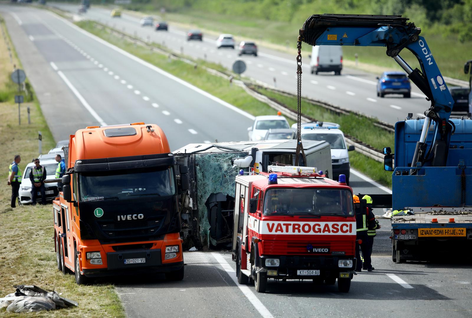 Zbog prometne nesreće prekinut je promet na autocesti A3 Bregana-Lipovac između Popovače i Križa u smjeru Bregane, a kolona vozila na toj dionici A3 u smjeru Bregane je u jednom trenutku bila i dulja od14 kilometara