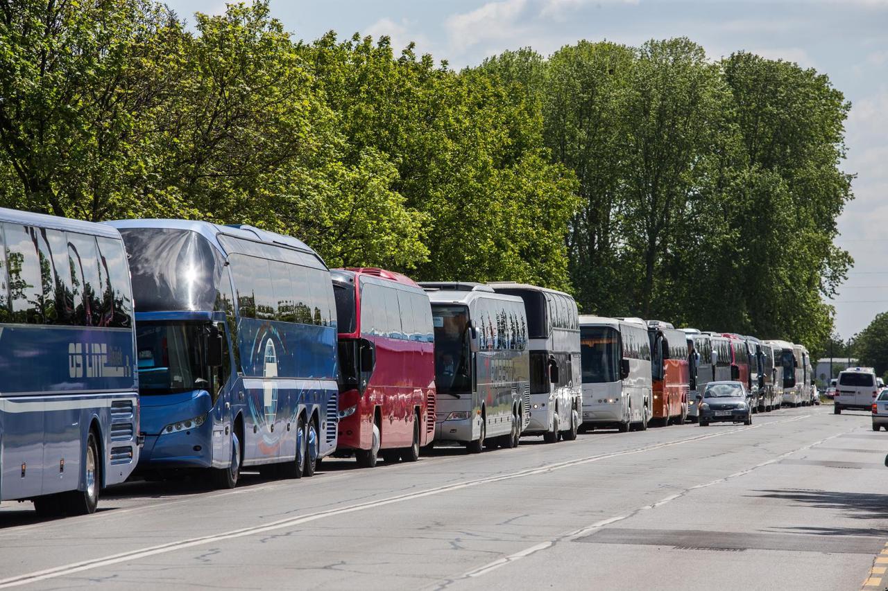 Osijek: Prosvjedna vožnja malih autobusnih prijevoznika