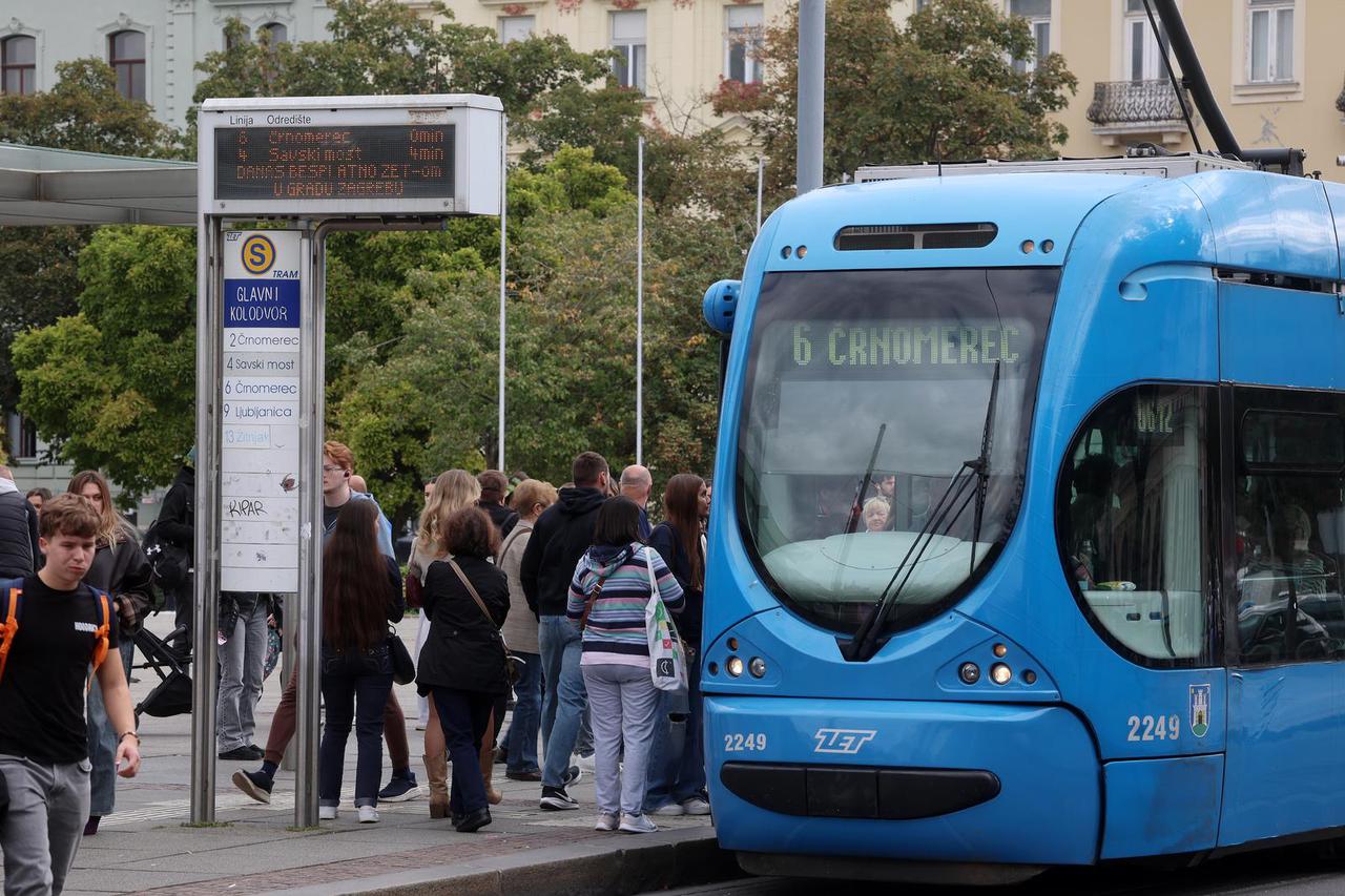 Zagreb: Povodom Europskog tjedna mobilnosti i Dana bez automobila građani besplatno koriste javni gradski prijevoz i "Bajs" bicikle