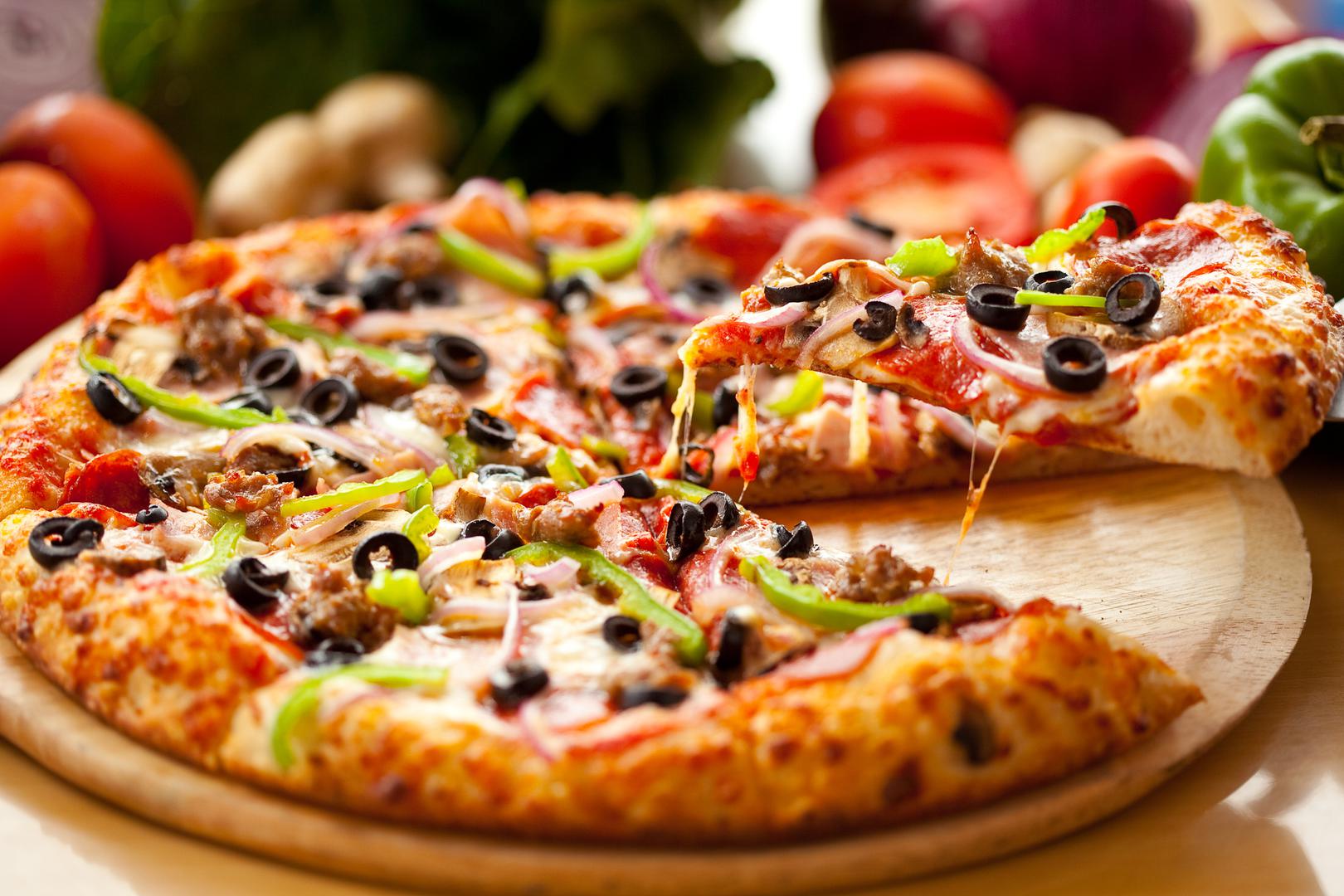 Pizza je do danas ostala jedno od najpopularnijih jela diljem svijeta, a priprema se u raznim kombinacijama sastojaka. 