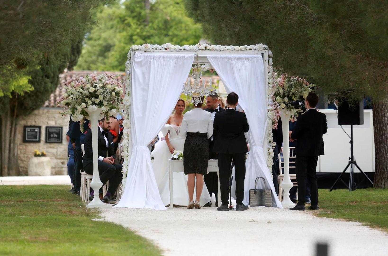 Mladenku je do oltara dopratila mama Danica. Za Majinu vjenčanicu zaslužan je bio njen dugogodišnji stilist Marko Grubnić.