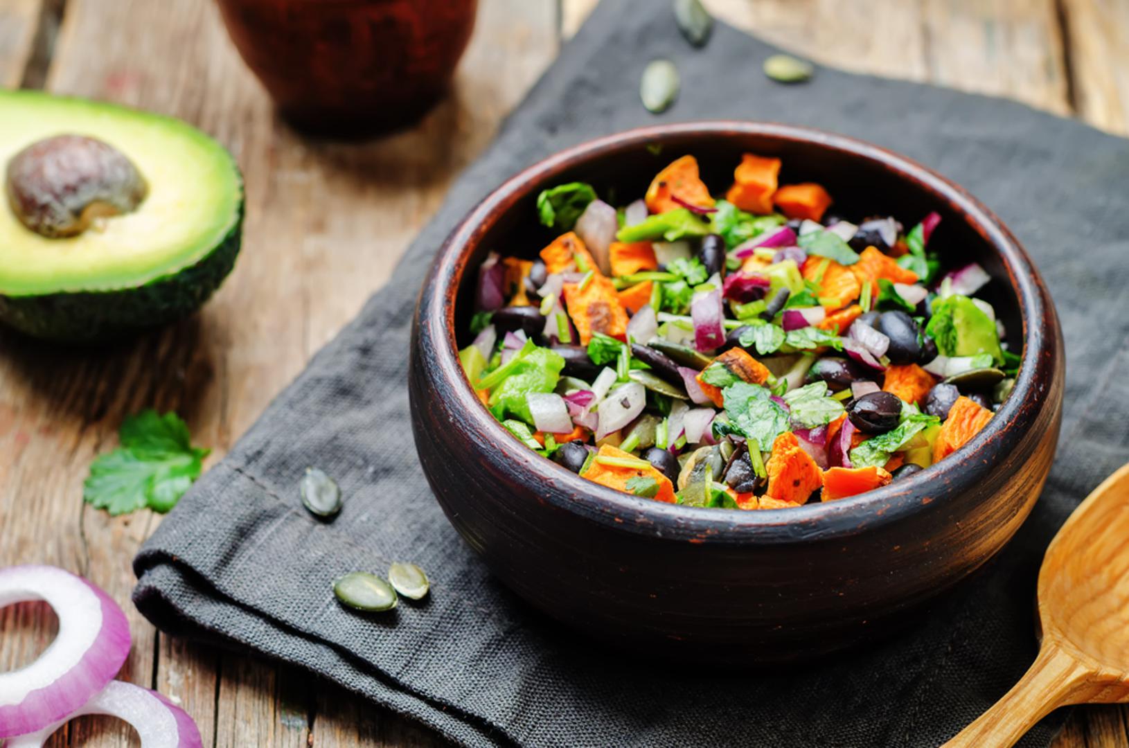 Salata od batata i crnog graha: Batat je česta namirnica u američkoj kuhinji, osobito na jugu, ali ne mora uvijek završiti u slatkim i teškim jelima. Narežite batat na kockice, začinite ga maslinovim uljem, paprikom i češnjakom, ispecite u pećnici, a zatim pomiješajte s crnim grahom, kukuruzom, crvenim lukom, limetom i svježim začinskim biljem. Ova salata može se jesti topla ili hladna, a odlična je kao samostalno vegetarijansko jelo ili prilog uz meso.