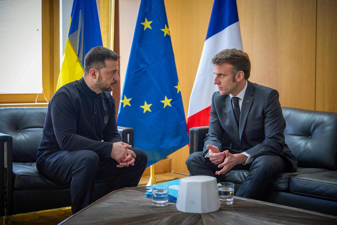 Le président ukrainien Volodymyr Zelensky rencontre le président français Emmanuel Macron en marge du Conseil européen extraordinaire pour discuter du soutien continu à l'Ukraine et de la défense européenne au siège de l'UE à Bruxelles