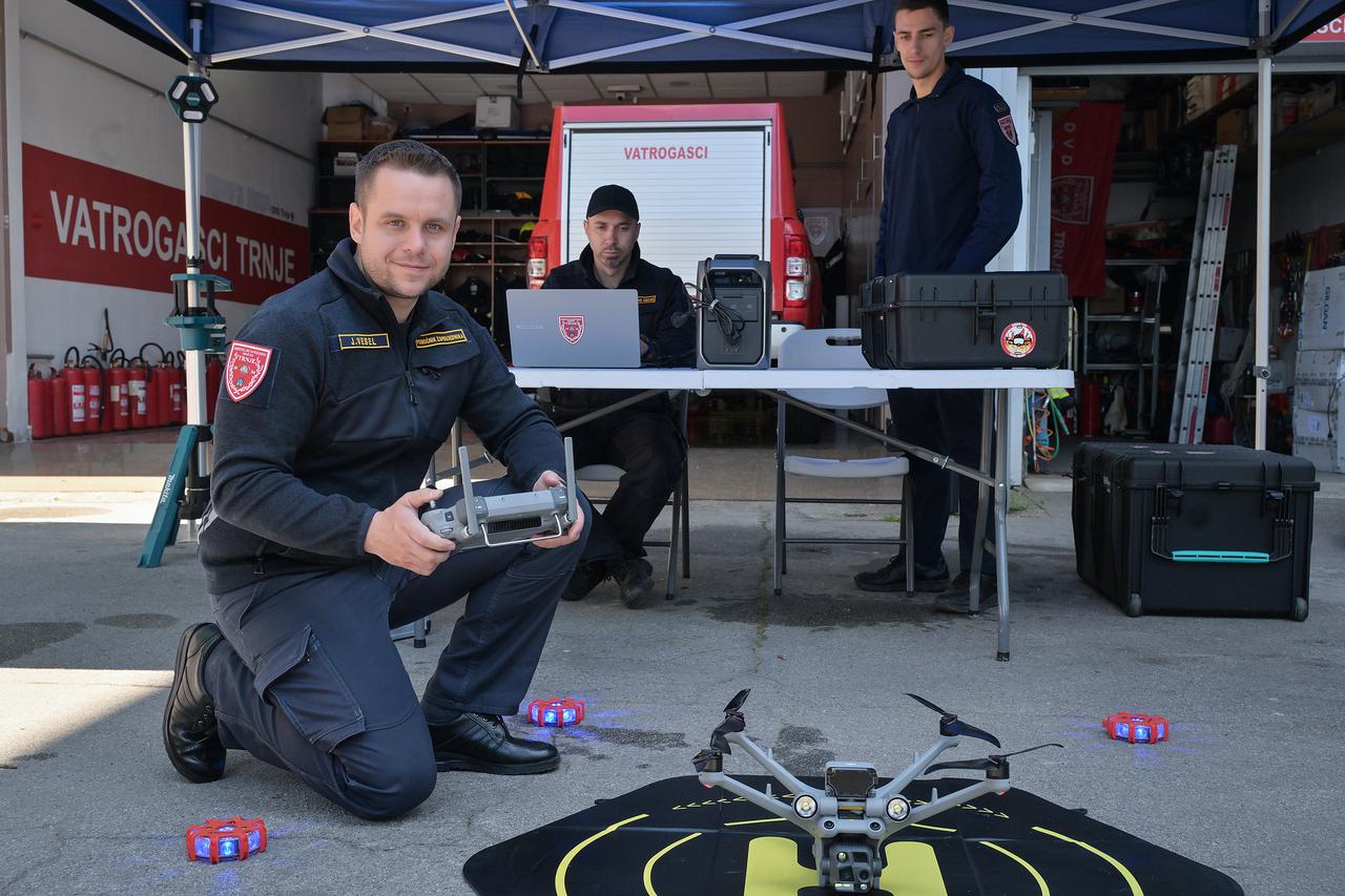 Zagreb: Vatrogasci iz DVD-a Trnje u svom poslu koriste dronove i robote