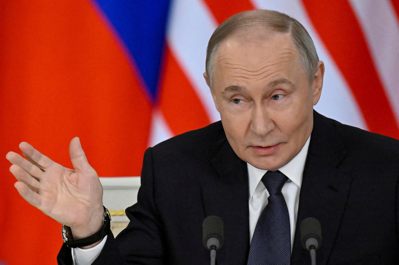 Russian President Vladimir Putin meets with Malaysian Prime Minister Anwar Ibrahim in Moscow