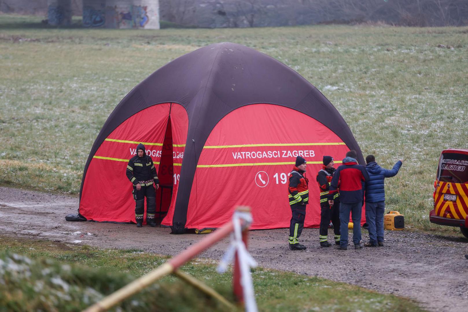 16.01.2025., Zagreb - Vatrogasci, policija, HGSS i Civilna zastita uz rijeku Savu gdje se pripremaju za nastavak potraga ze nestalim dijetetom u rijeci. Photo: Igor Kralj/PIXSELL