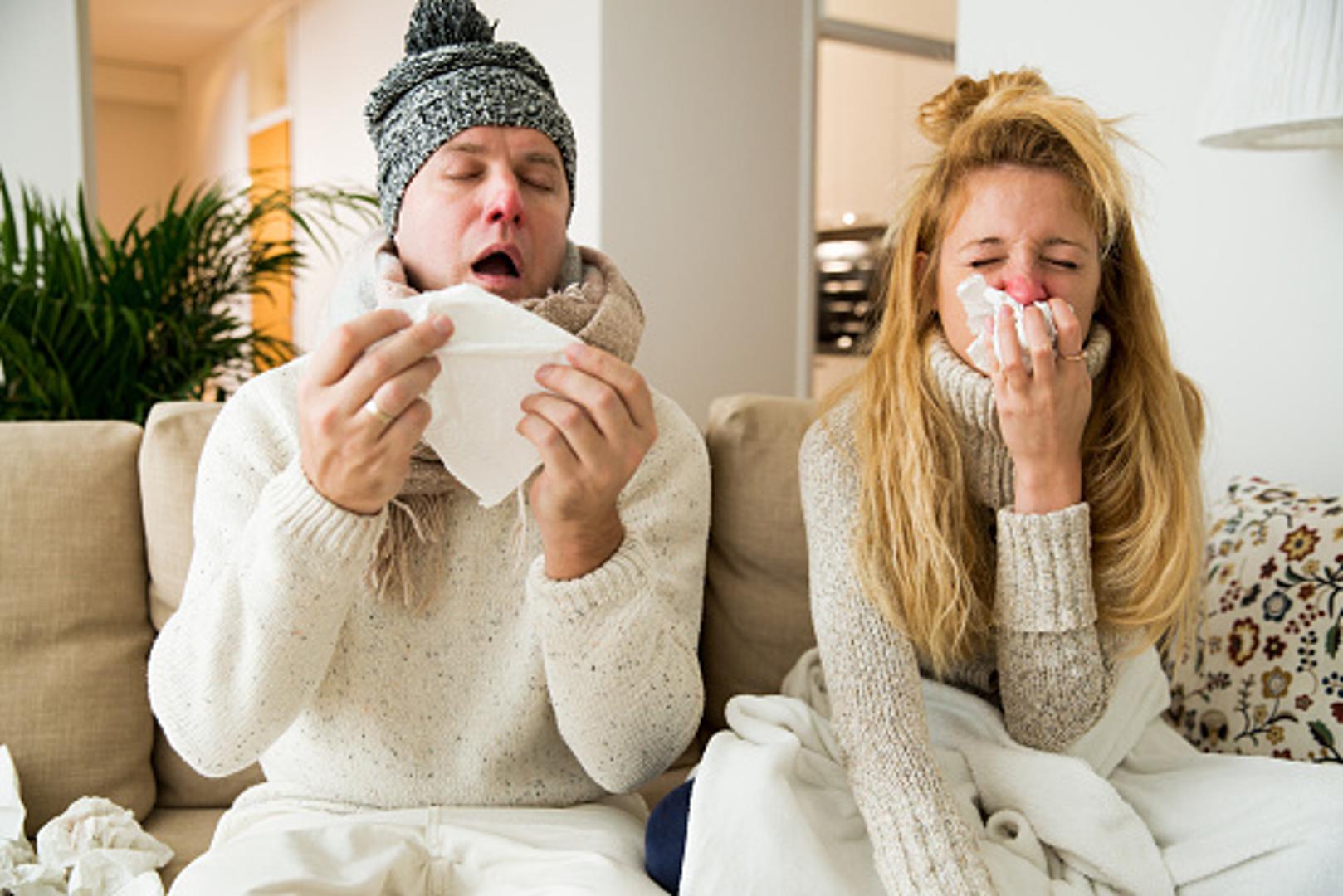 1. Koliko su 'teški' vaši simptomi: I prehlada i gripa imaju iste simptome kao što su bolno grlo, nos koji curi i začepljeni sinusi. Razlika je u učestalosti i 'težini' istih. Ako vaš kašalj ne prestaje moguće je kako će vas uloviti gripa.

