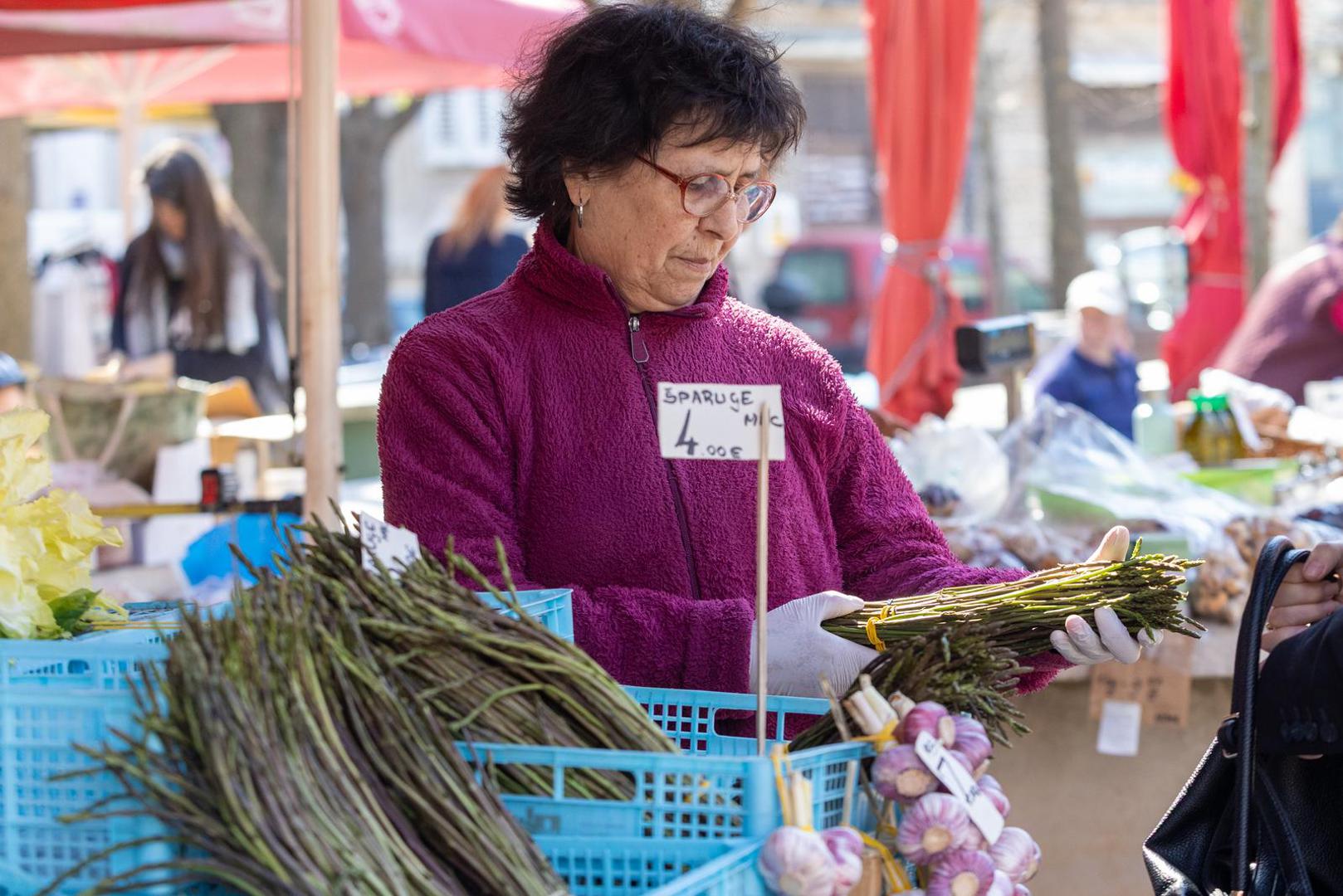 Šparoge su među traženijim sezonskim proizvodima, pa se na tržnici često mogu vidjeti i domaći berači koji ih svakodnevno donose na prodaju.