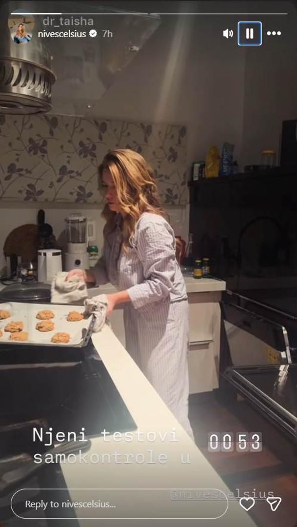 Prostor je otvoren i funkcionalan, s modernim kuhinjskim otokom koji očito služi kao središnje mjesto okupljanja. Ugradbeni kućanski aparati diskretno su uklopljeni u dizajn, naglašavajući urednost i praktičnost, bez suvišnih detalja.